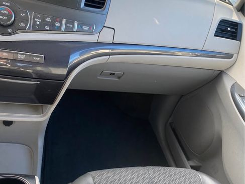 Used 2012 Toyota Sienna SE image 8