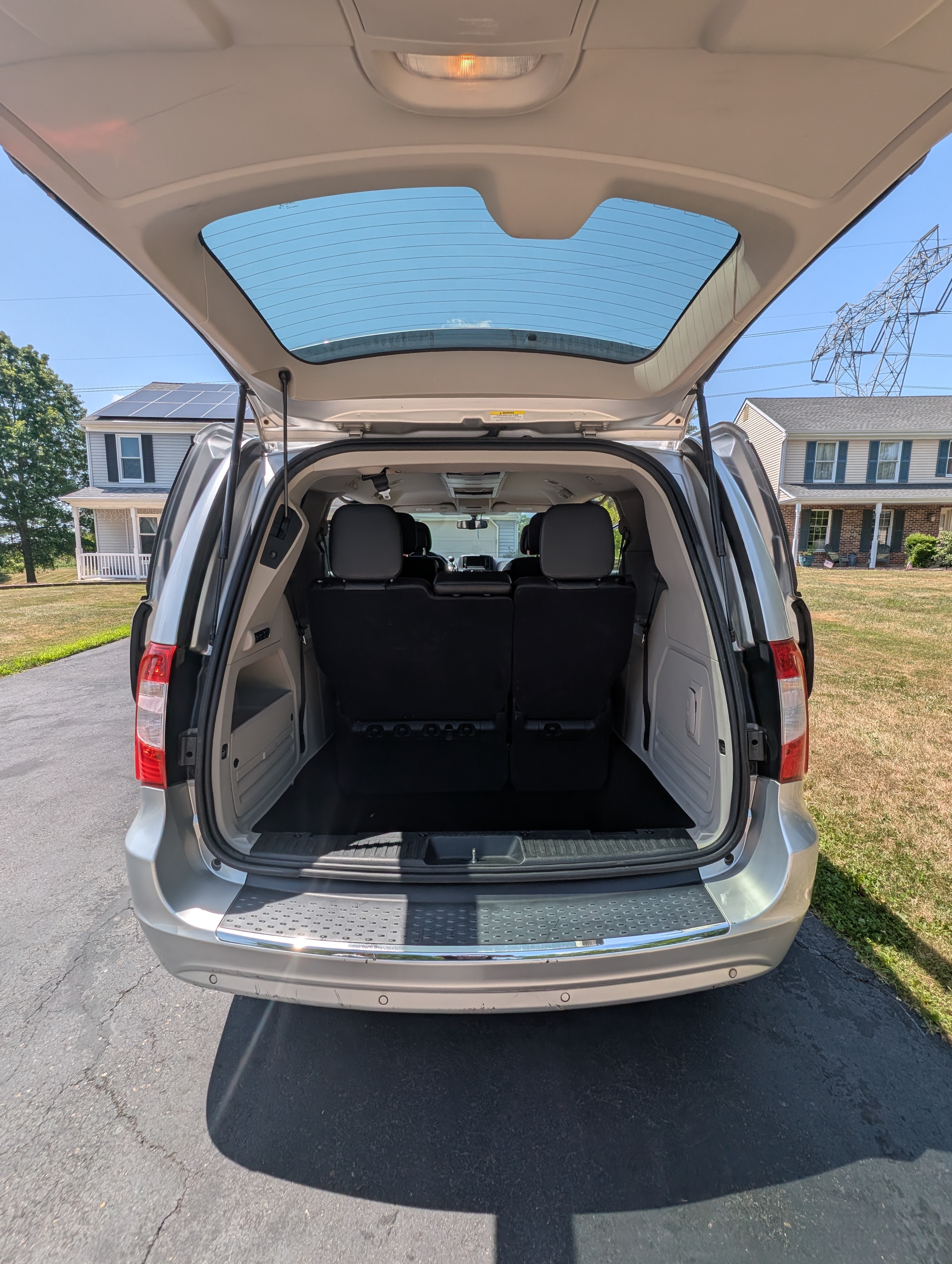 Used 2011 Chrysler Town & Country Touring-L w/ Entertainment Group #2 FWD image 18
