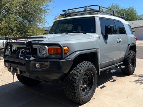 Used 2014 Toyota FJ Cruiser 4WD w/ Upgrade Package image 2
