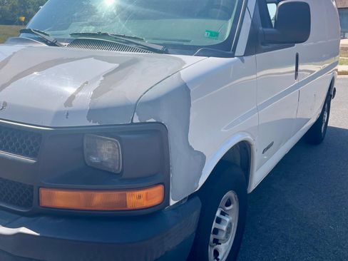 Used 2005 Chevrolet Express 2500 image 2