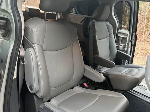 Used 2022 Toyota Sienna XLE FWD image 15