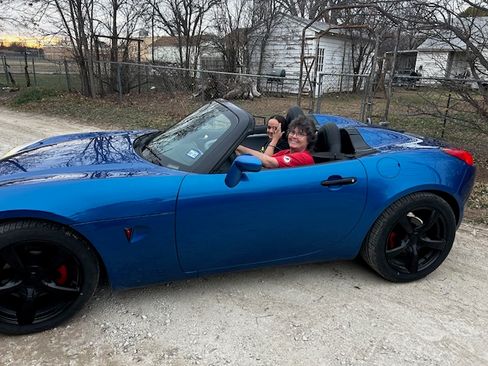 Used 2006 Pontiac Solstice Convertible w/ Premium Package image 2