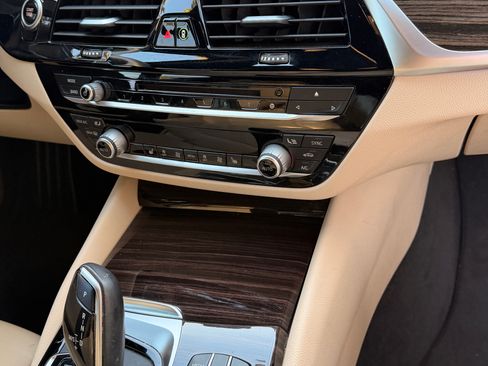 Used 2019 BMW 530e w/ Convenience Package image 9