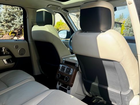 Used 2019 Land Rover Range Rover HSE image 10