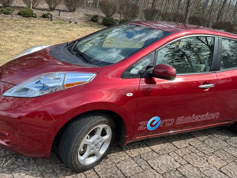 Used 2012 Nissan Leaf SL w/ Eco Design Pkg image 5