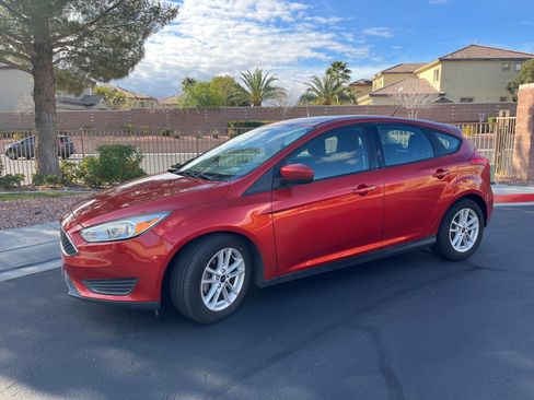 Used 2018 Ford Focus SE image 2
