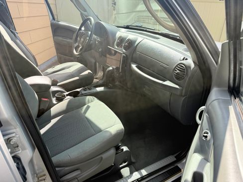 Used 2005 Jeep Liberty Limited AWD/4WD image 25