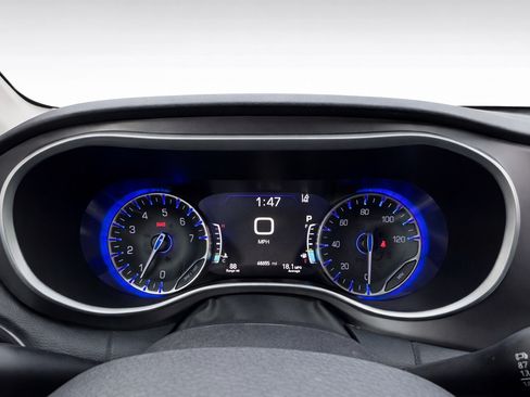 Used 2023 Chrysler Pacifica Touring-L image 13