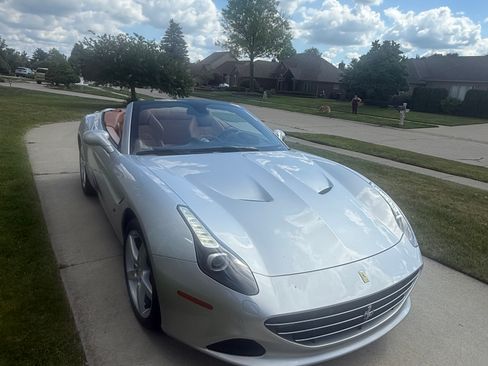 Used 2015 Ferrari California T RWD image 18