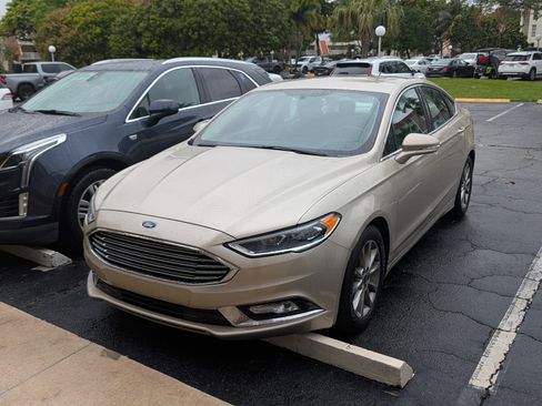 Used 2017 Ford Fusion SE w/ Fusion SE Technology Package image 2