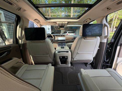 Used 2024 GMC Yukon Denali w/ Advanced Technology Package AWD/4WD image 15