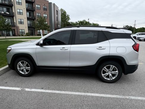 Used 2019 GMC Terrain SLE w/ Driver Convenience Package FWD image 4