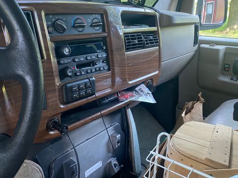 Used 2003 Chevrolet Express 1500 w/ Preferred Equipment Group 4 RWD image 10
