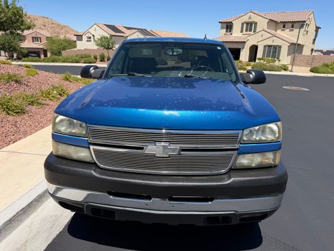 Used 2006 Chevrolet Silverado 2500 LT w/ Heavy-Duty Power Package AWD/4WD image 2