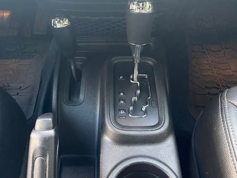 Used 2018 Jeep Wrangler Unlimited Rubicon w/ Connectivity Group AWD/4WD image 11