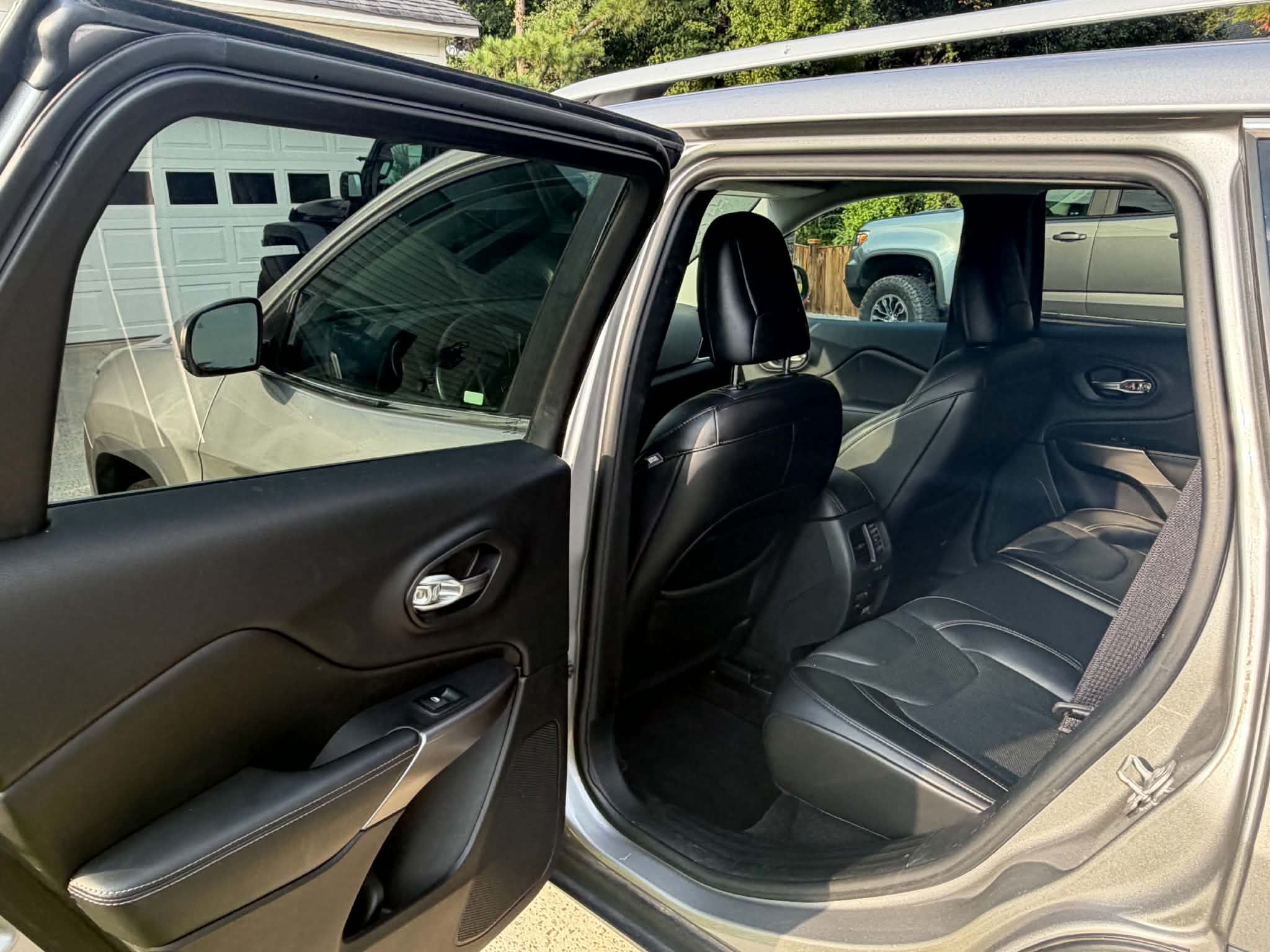 Used 2019 Jeep Cherokee Limited AWD/4WD image 14