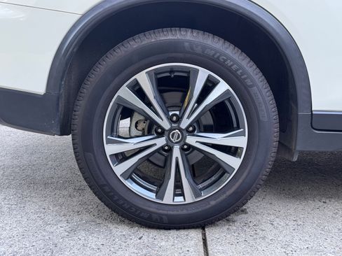 Used 2019 Nissan Rogue SV w/ Premium Package FWD image 18