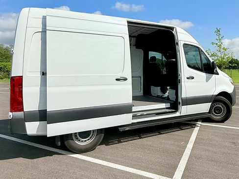 Used 2023 Mercedes-Benz Sprinter 1500 image 4