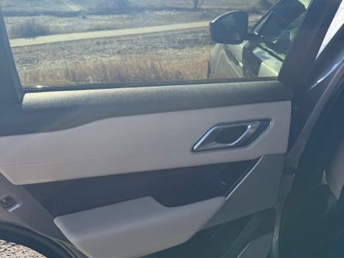 Used 2019 Land Rover Range Rover Velar R-Dynamic SE image 12