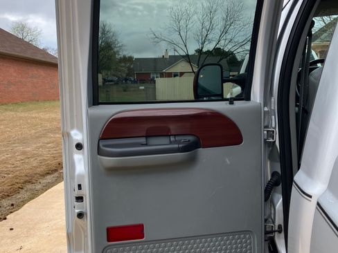 Used 2005 Ford F350 Lariat image 23