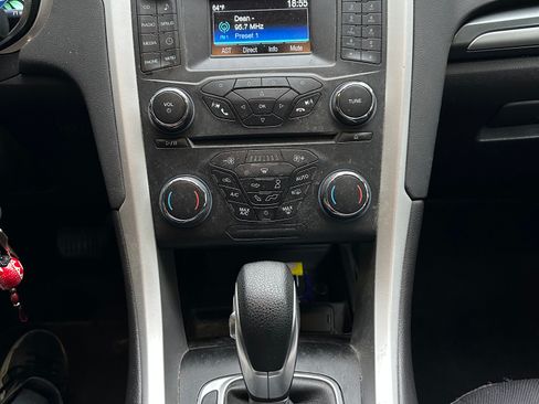 Used 2015 Ford Fusion SE FWD image 12