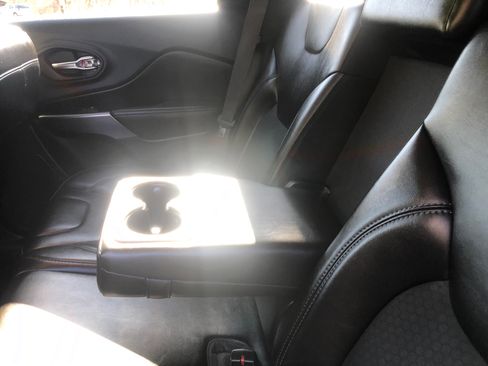 Used 2019 Jeep Cherokee Latitude Plus w/ Cold Weather Group image 18