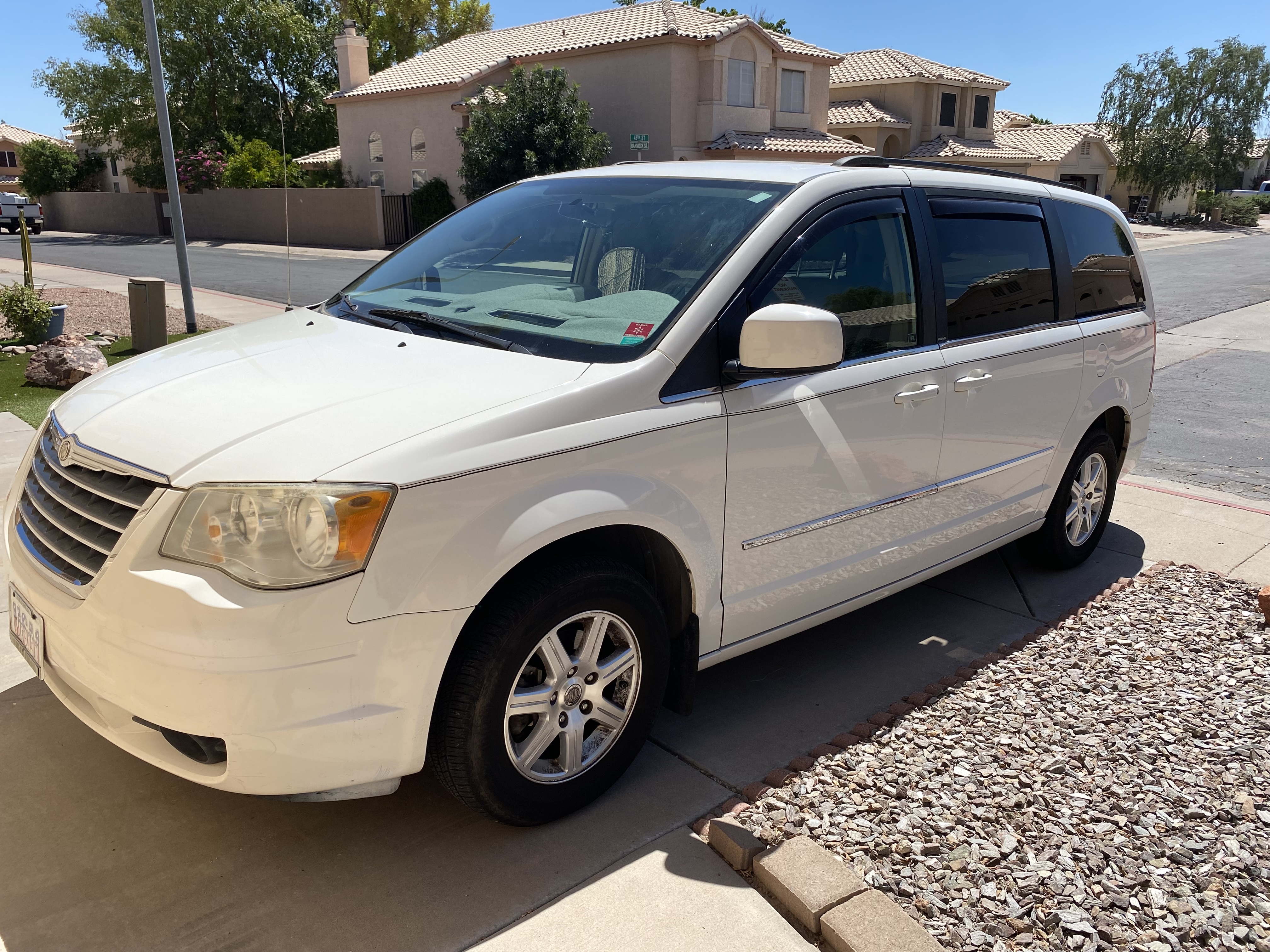 Used 2009 Chrysler Town & Country Touring FWD image 1