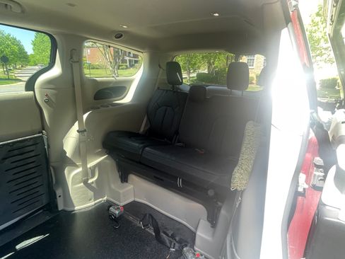 Used 2020 Chrysler Pacifica Touring-L image 10