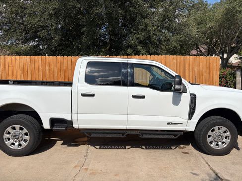Used 2023 Ford F250 XLT AWD/4WD image 2