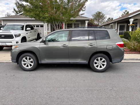 Used 2012 Toyota Highlander SE w/ Tow Pkg AWD/4WD image 13