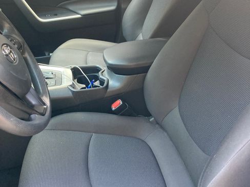 Used 2020 Toyota RAV4 LE w/ Carpet Mat Package AWD/4WD image 10