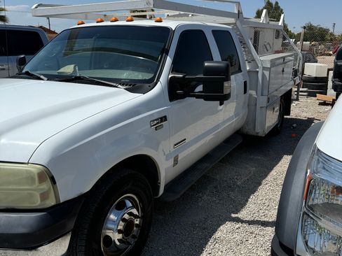 Used 2005 Ford F350 2WD Crew Cab DRW Super Duty image 4