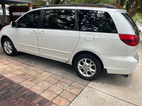 Used 2005 Toyota Sienna AWD image 2