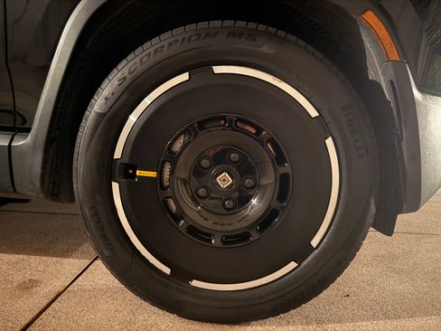 Used 2025 Rivian R1S Adventure image 28