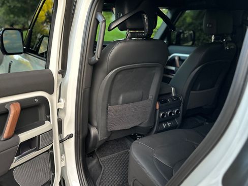 Used 2023 Land Rover Defender 130 SE image 32