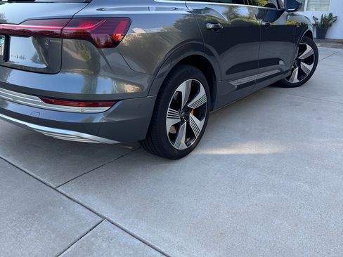Used 2019 Audi e-tron Prestige w/ Prestige Package AWD/4WD image 2