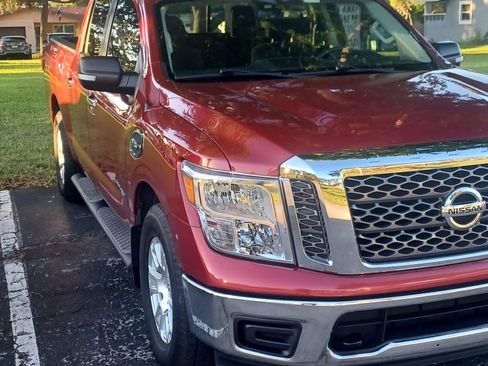 Used 2017 Nissan Titan SV image 11