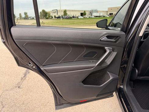 Used 2024 Volkswagen Tiguan SE w/ Panoramic Sunroof Package AWD/4WD image 29