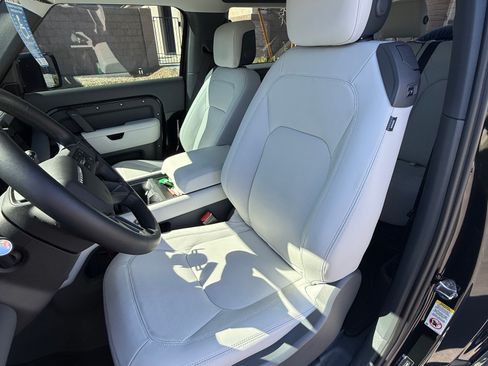 Used 2025 Land Rover Defender 90 X-Dynamic SE image 12