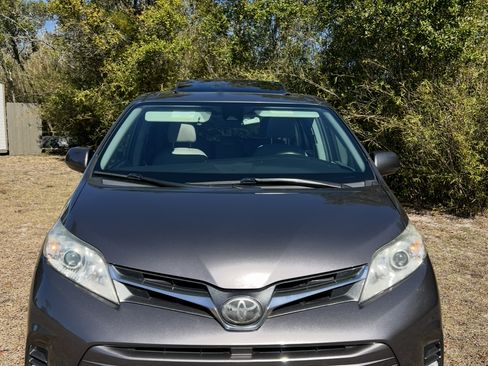 Used 2018 Toyota Sienna XLE w/ XLE Navigation Package image 2