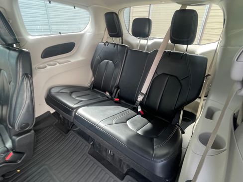 Used 2022 Chrysler Pacifica Touring-L FWD image 8