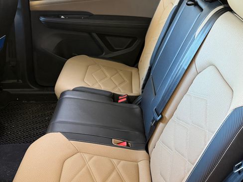 Used 2024 Volkswagen Atlas Cross Sport SE image 9