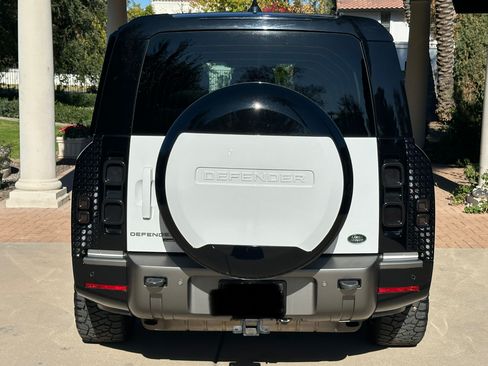 Used 2023 Land Rover Defender 130 X-Dynamic SE image 5