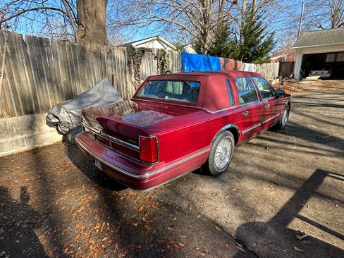 Used 1996 Lincoln Town Car Cartier image 2