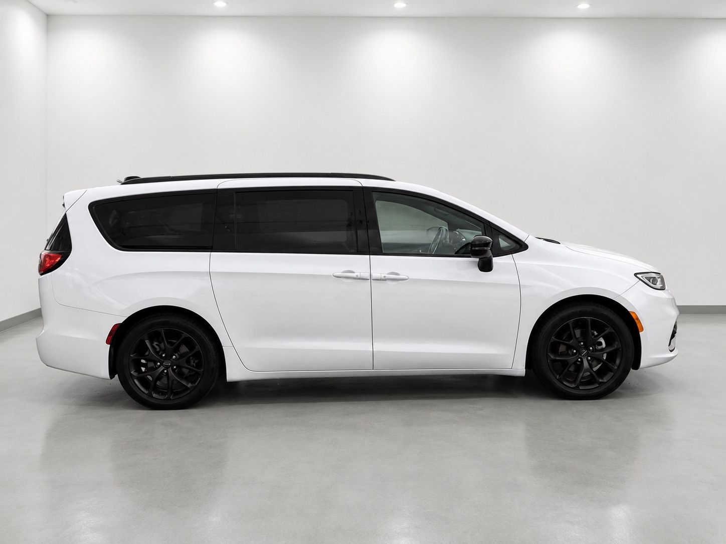 Used 2025 Chrysler Pacifica Limited FWD image 5