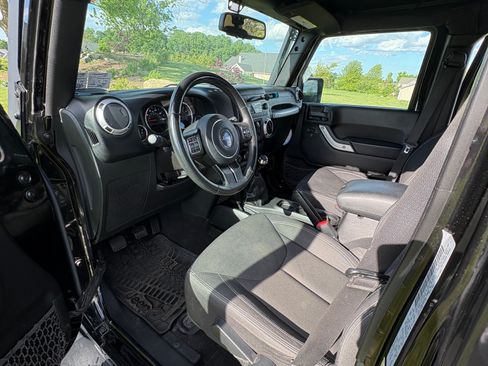 Used 2016 Jeep Wrangler Unlimited Sahara w/ Max Tow Package AWD/4WD image 11