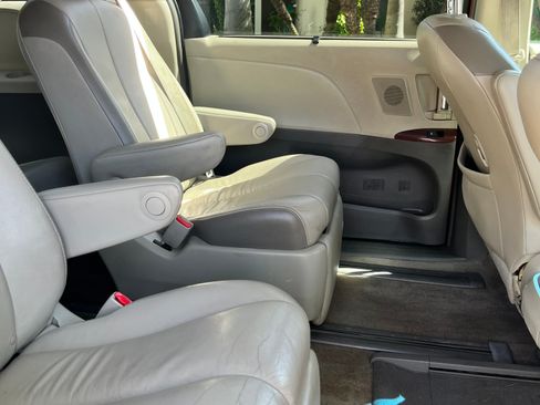 Used 2013 Toyota Sienna Limited w/ Premium Pkg FWD image 11
