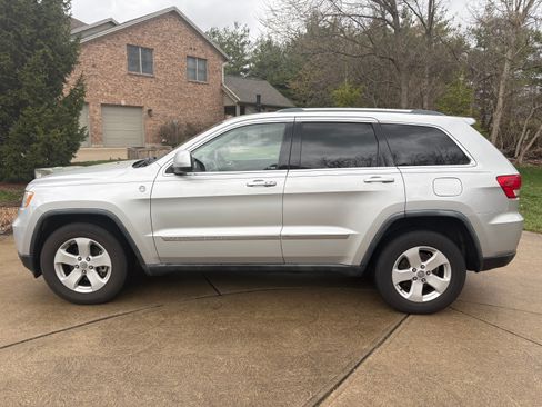 Used 2011 Jeep Grand Cherokee Laredo image 1
