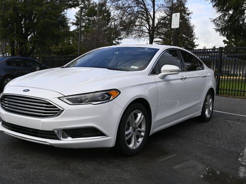 Used 2018 Ford Fusion SE image 1