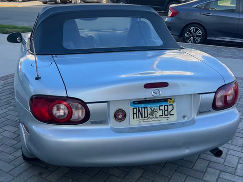Used 2005 MAZDA MX-5 Miata LS RWD image 11